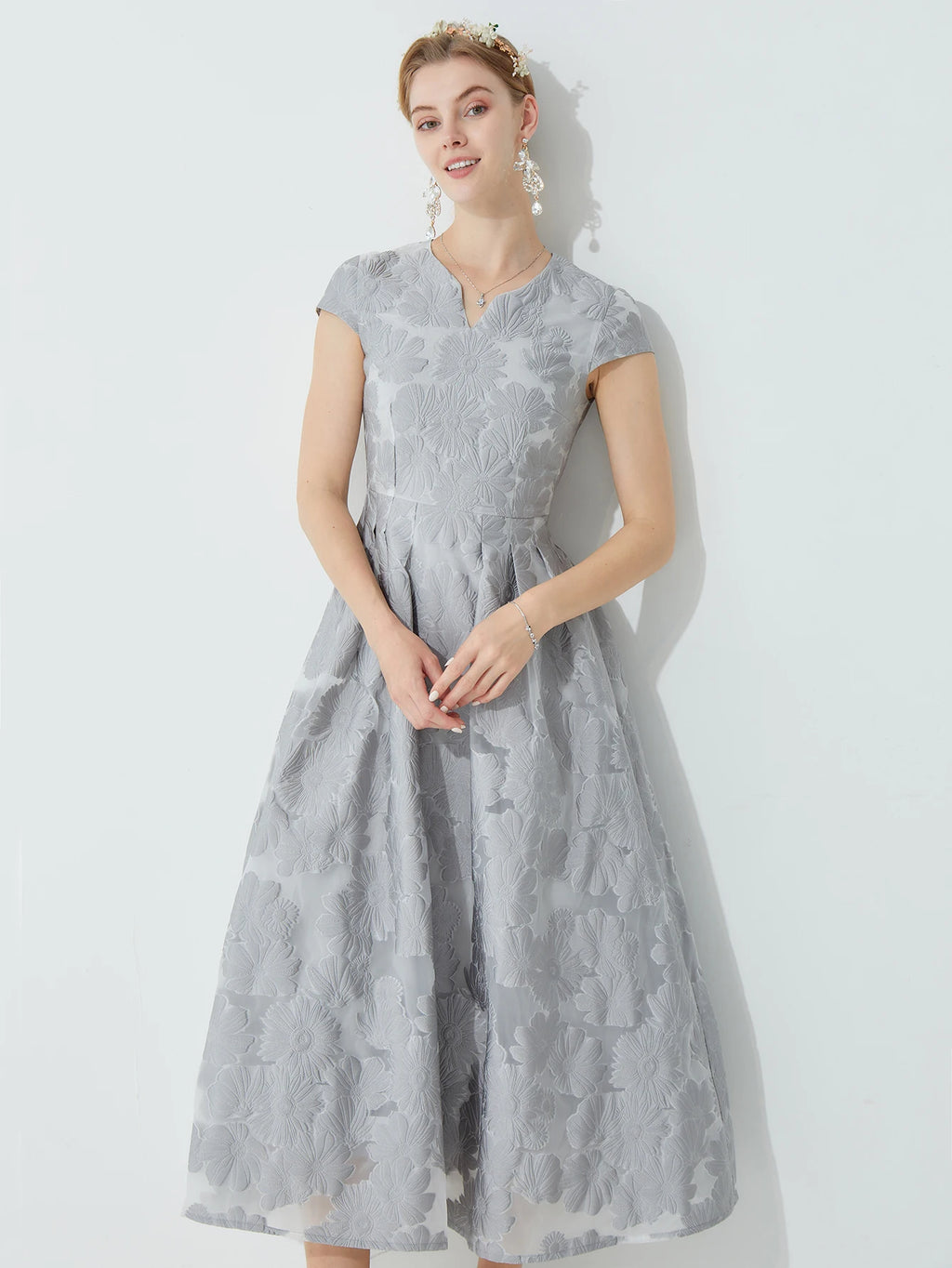 Elegant Gray V-Neck Short-Sleeve Formal Gown with 3D Jacquard Waist-Cinching Design and A-Line Hem Luxury Celebrity Style Dress