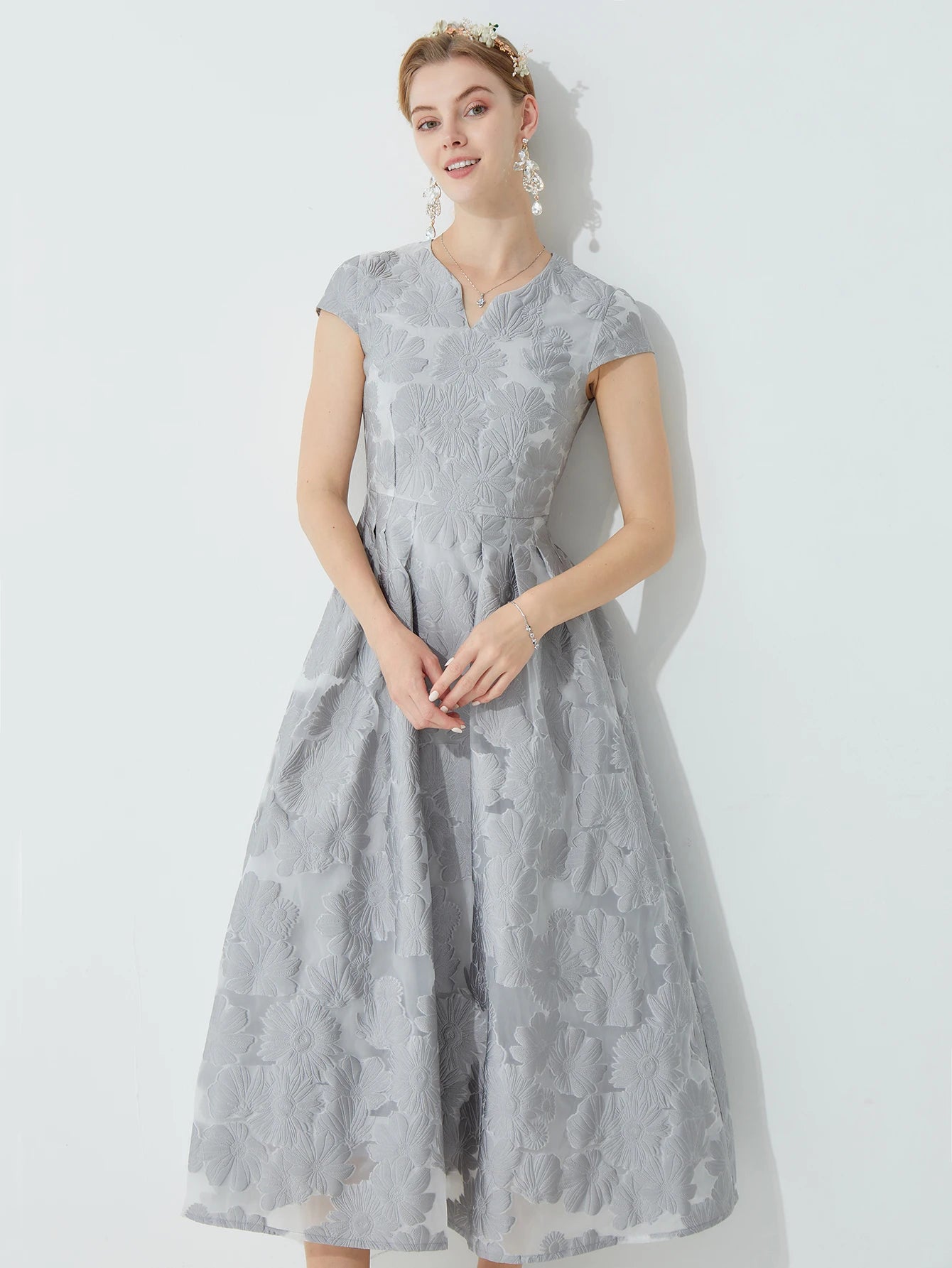 Elegant Gray V-Neck Short-Sleeve Formal Gown with 3D Jacquard Waist-Cinching Design and A-Line Hem Luxury Celebrity Style Dress