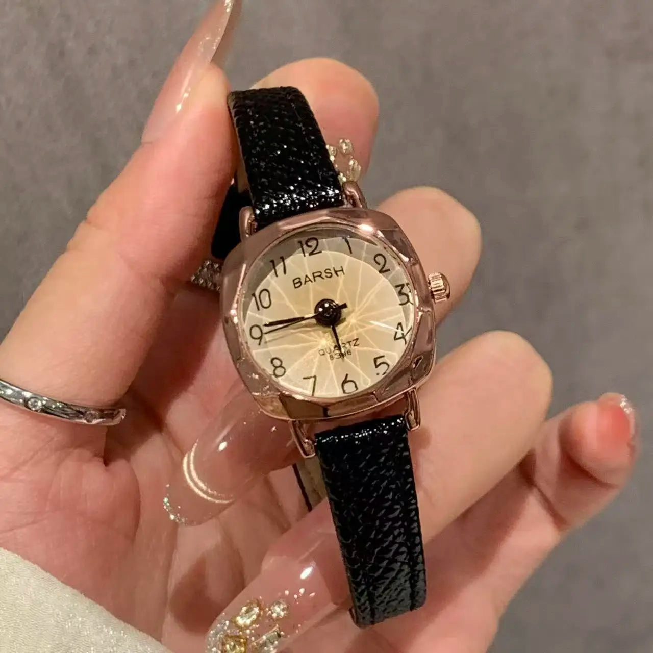 Fashionable new small dial square watch for women, Instagram niche watch design, simple retro British style quartz watch