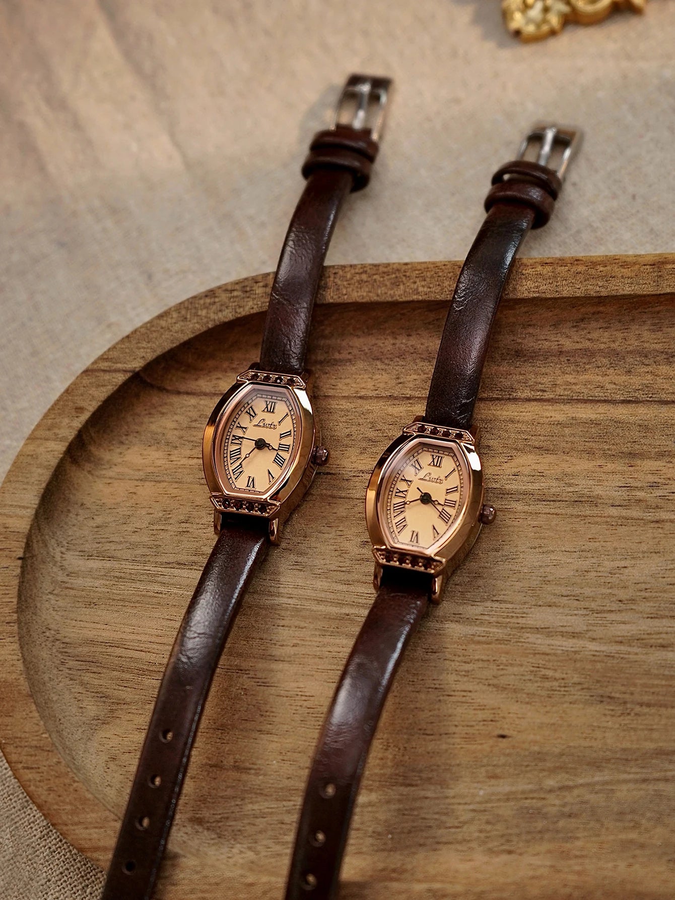 1 Piece of Retro Casual and Elegant Women's Coffee Brown Belt Watch Fashionable and Exquisite Barrel Shape Small Dial Rhinestone Decoration Suitable for Daily Wear Dinner and Other Occasions Decorative Wrists