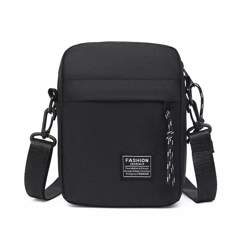 Men's bag, available in single shoulder or cross-body design, suitable for daily use during school. Made of nylon material.