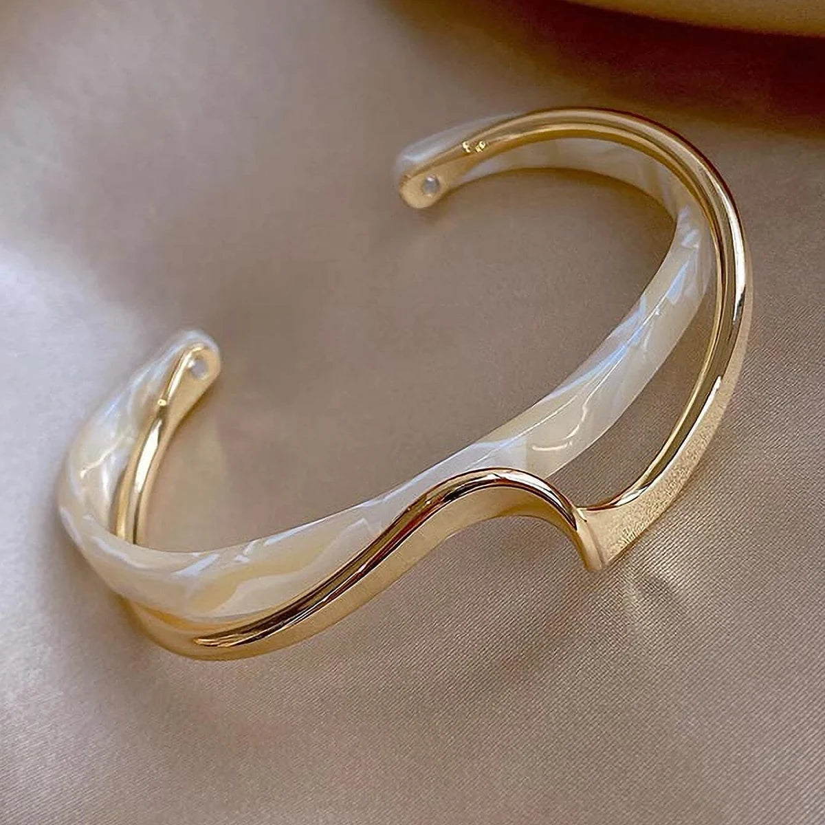 Light luxury bracelet curved metal texture bracelet ins design Korean version personalized fashion internet celebrity bracelet