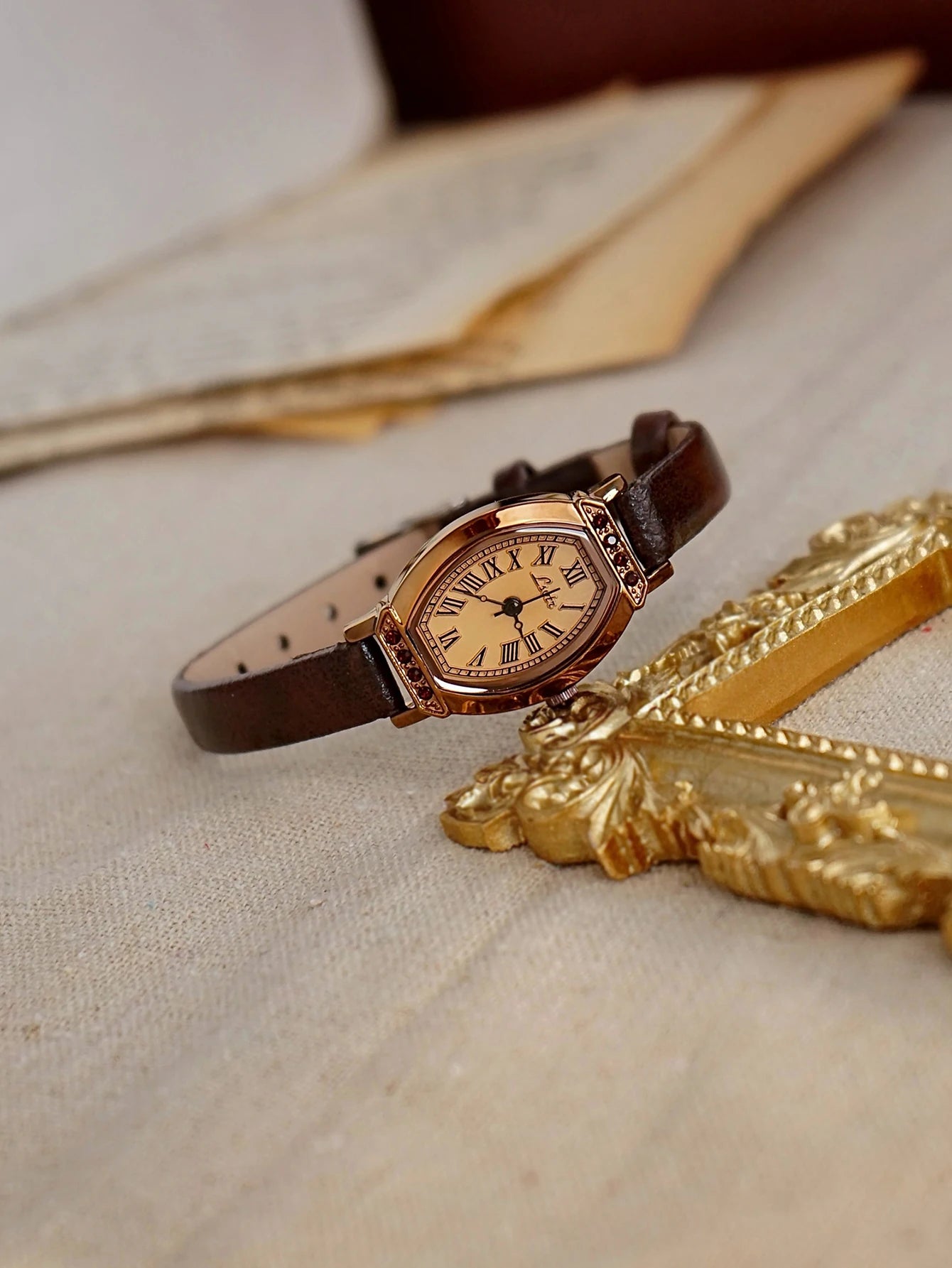 1 Piece of Retro Casual and Elegant Women's Coffee Brown Belt Watch Fashionable and Exquisite Barrel Shape Small Dial Rhinestone Decoration Suitable for Daily Wear Dinner and Other Occasions Decorative Wrists